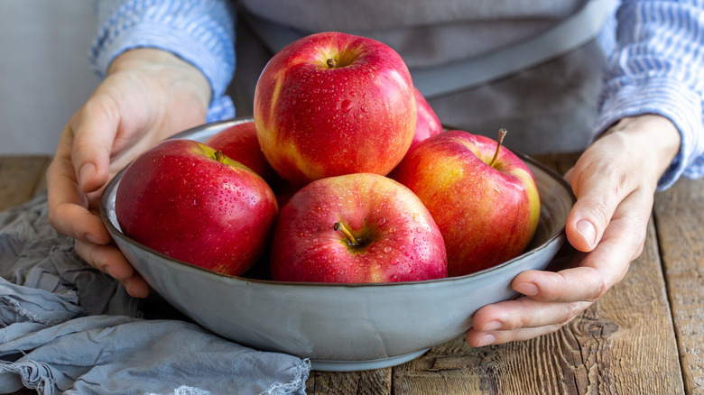 Bowl of apples 