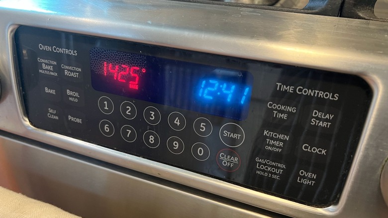 Oven control panel with temperature set to 425 F