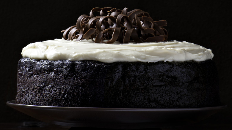 Single layer chocolate cake with frosting