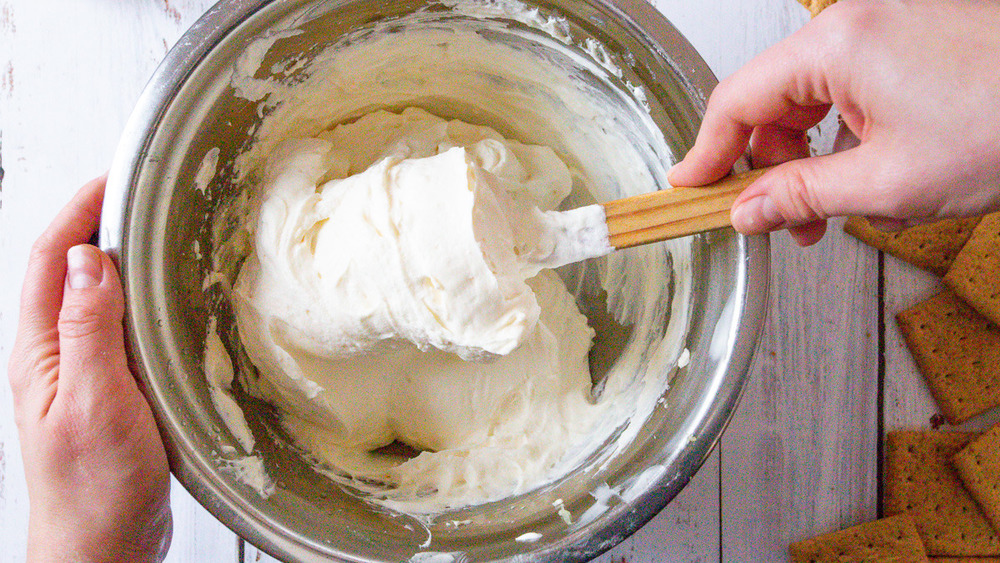 mescolare il ripieno di cheesecake senza cottura