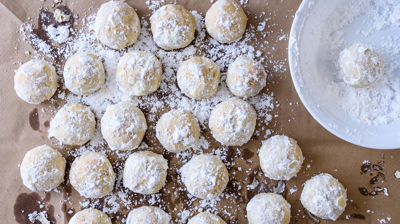 snowball cookies with powdered sugar