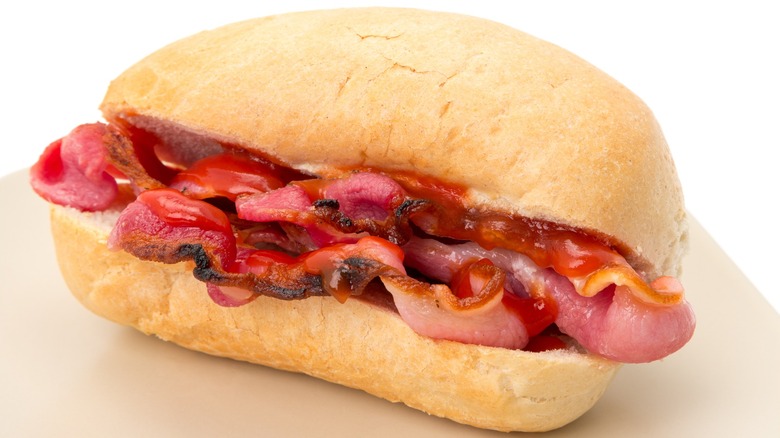 Bacon sandwich on bun