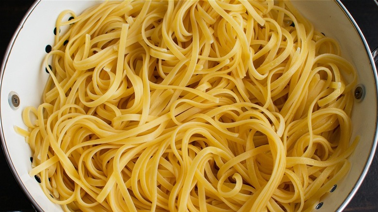 Bowl of linguini without sauce