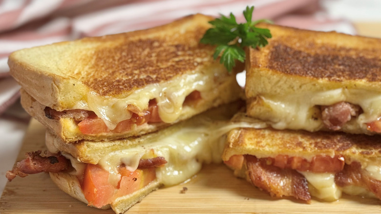 grilled cheese sandwiches with bacon and tomatoes