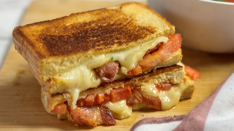 grilled cheese sandwich with bacon and tomatoes