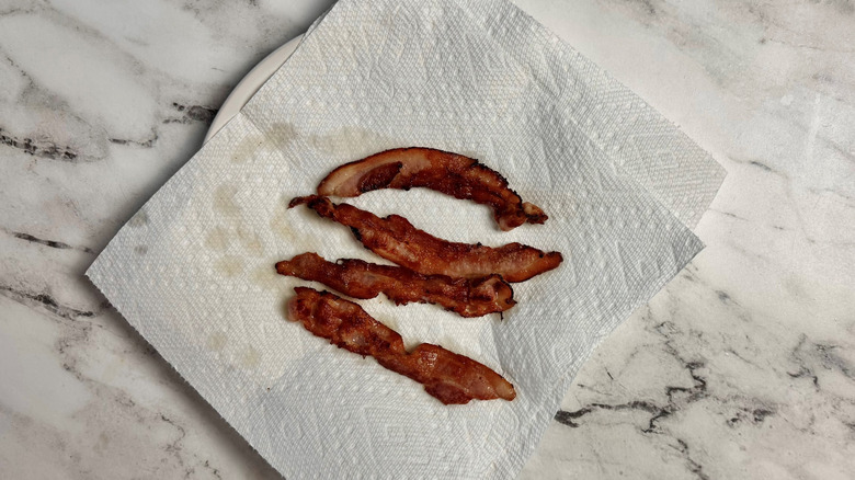 cooked bacon on a paper towel