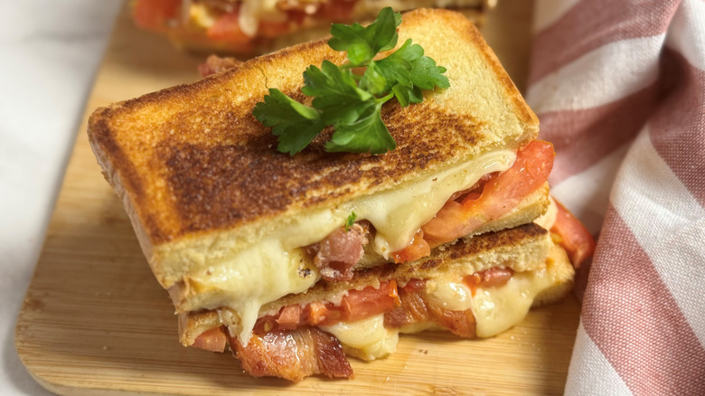 grilled cheese sandwich with bacon and tomatoes