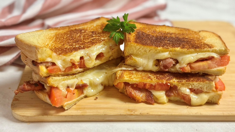 grilled cheese sandwiches with bacon and tomatoes