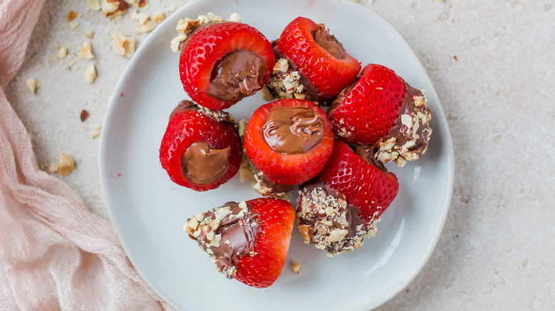 strawberries stuffed with nutella 