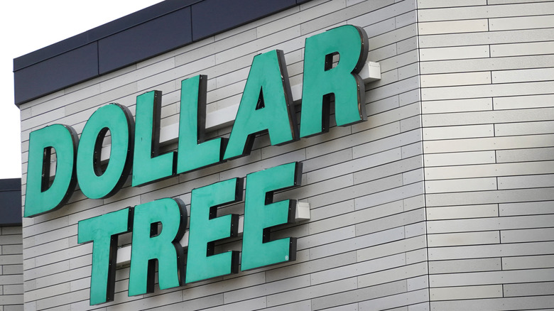 Dollar Tree signage 