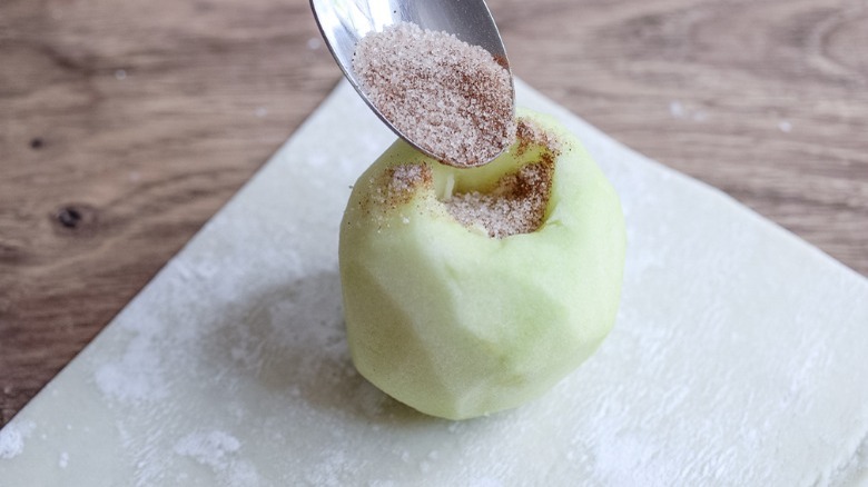   cukier cynamonowy na jabłku