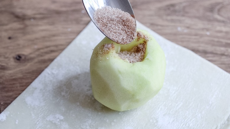   azúcar de canela en manzana