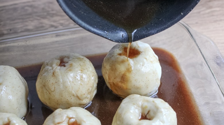   albóndigas de manzana al horno con salsa