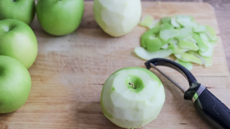   Granny-Smith-Äpfel schälen