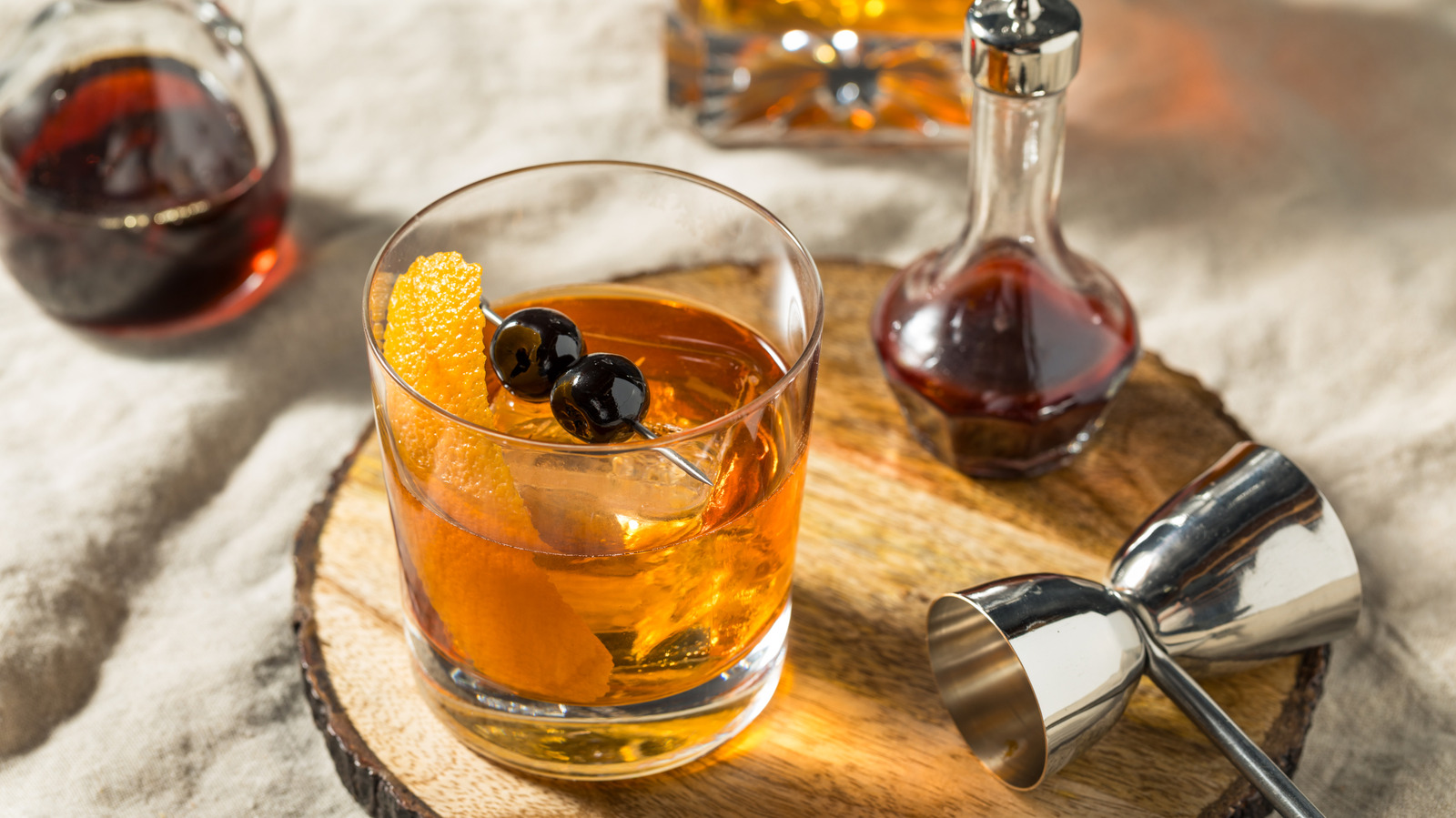 <a href="https://www.mashed.com/2289893/old-fashioned-cocktail-fruity-fall-twist-normandy-style/" target="_blank">Put A Fruity Fall Twist On An Old Fashioned Cocktail By Making It Normandy-Style</a>