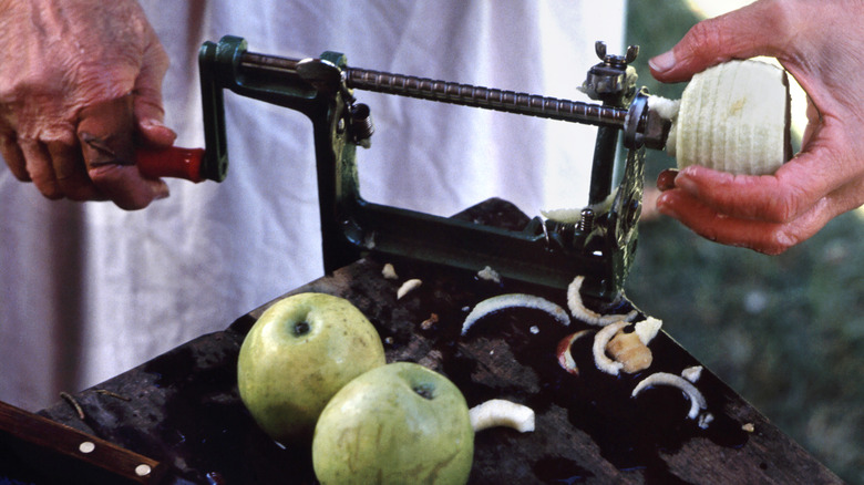 Hand-crank apple peeler