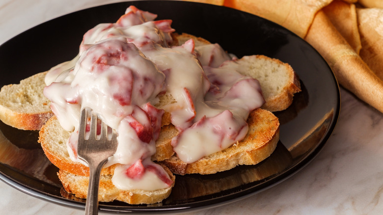 chipped beef on toast