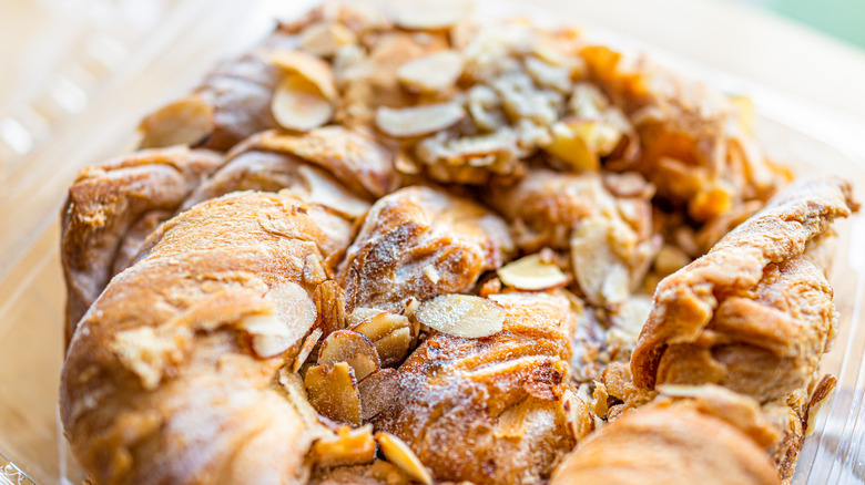 Almond kringle