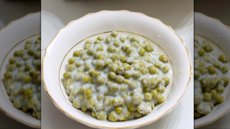 A bowl of creamed peas