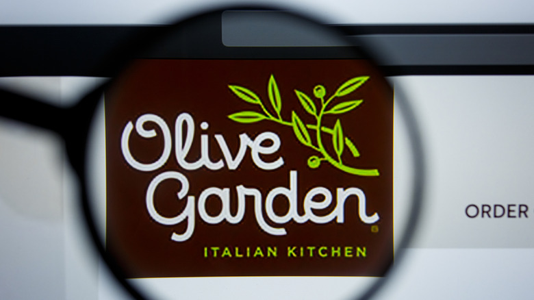 A magnifying glass over the Olive Garden logo on its site