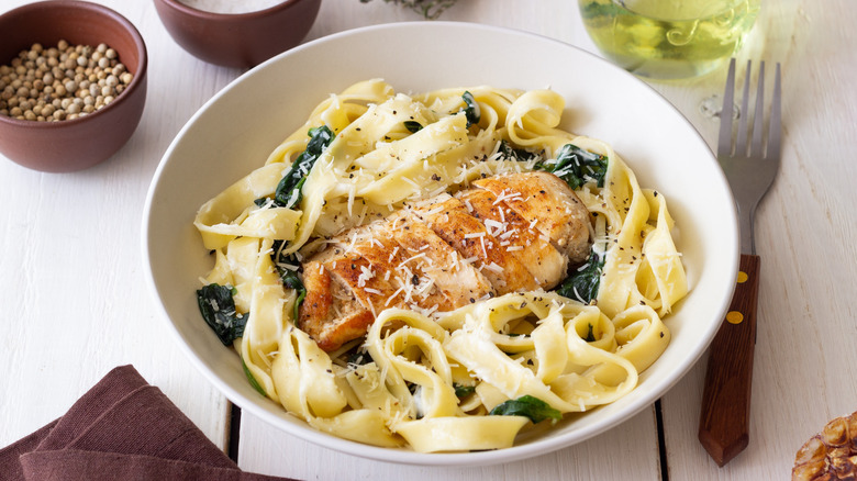 Alfredo dish with chicken and spinach