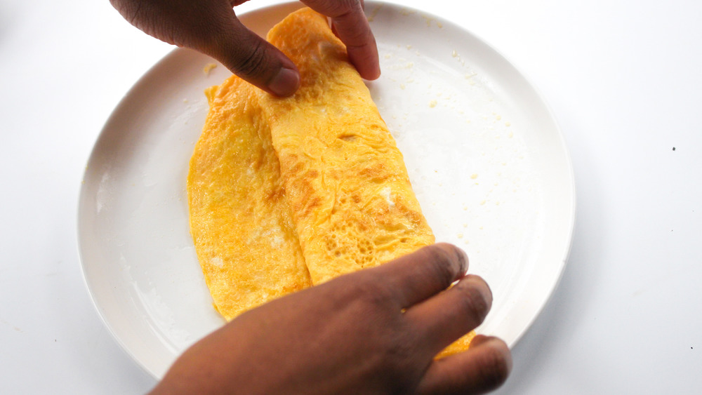 rolling omelet