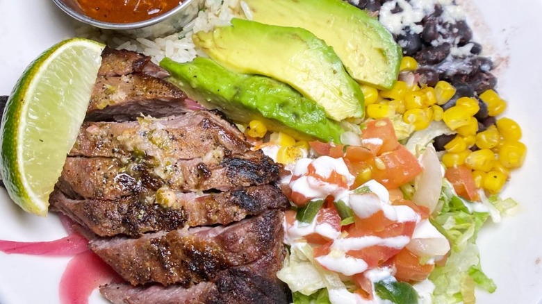 juicy Steak Border Bowl