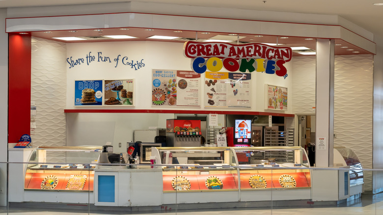 Vendor front of Great American Cookies