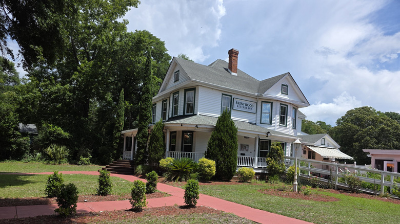 Exterior view of Brentwood Restaurant