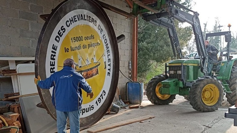 Sign for omelet festival in Bessières, France