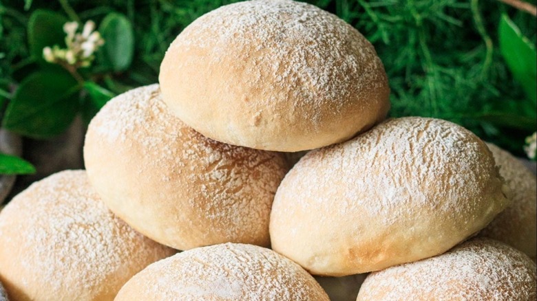 Several blaas stacked in a pyramid shape.