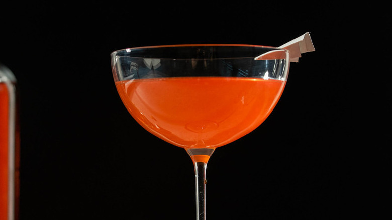 cocktail rouge avec garniture d'avion en papier