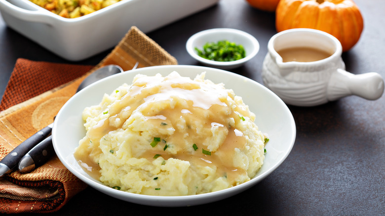 Mashed potatoes with gravy 