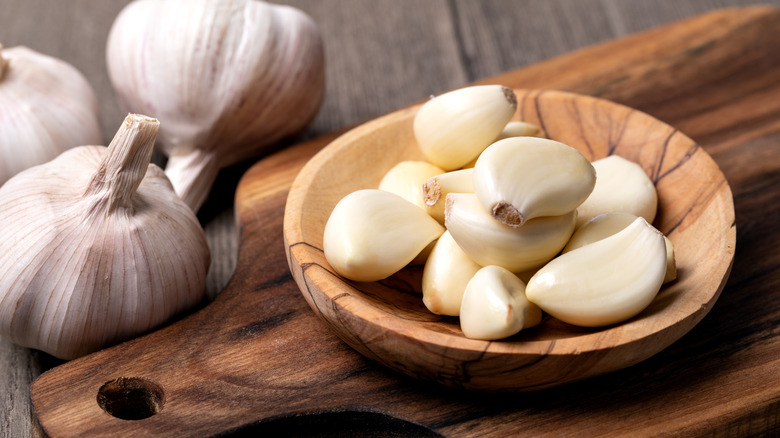 Garlic cloves in a bowl 