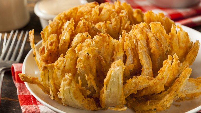 Iconic bloomin' onion with sauce