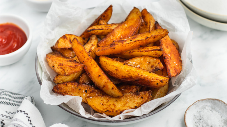 potato wedges in bowl