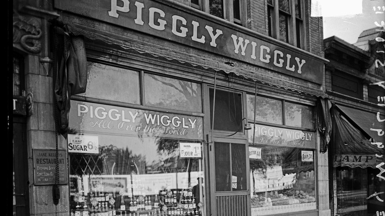 Exterior of an historic Piggly Wiggly location