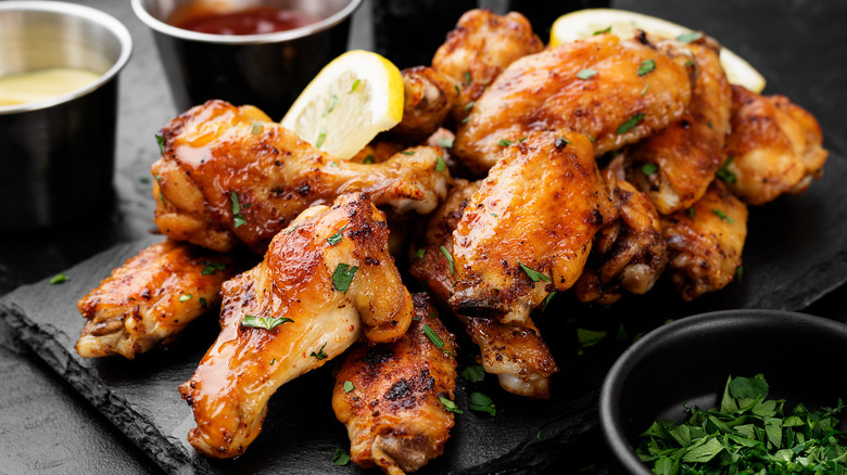 chicken wings with lemon slices