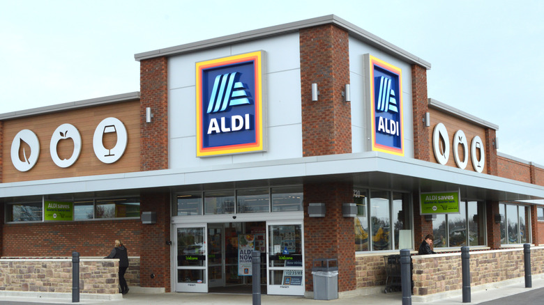 Aldi storefront and customers