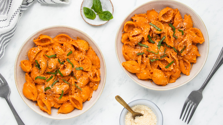 pasta shells in tomato sauce