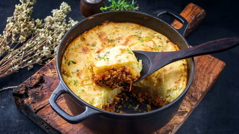 shepherd's pie in cast iron pot