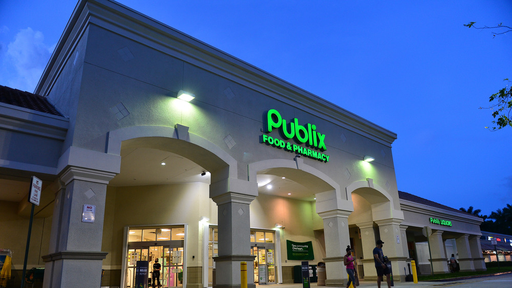 Publix supermarket exterior