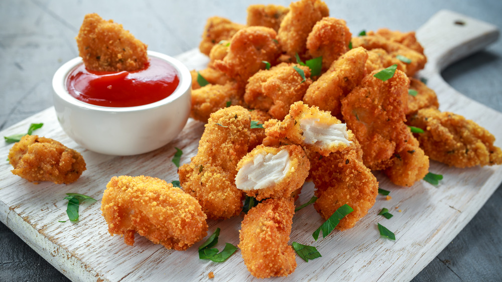 Chicken nuggets with dipping sauce