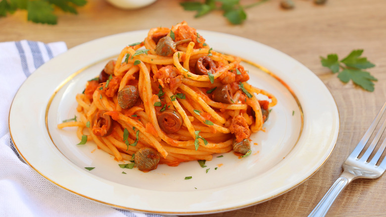 A plate of spaghetti with fork