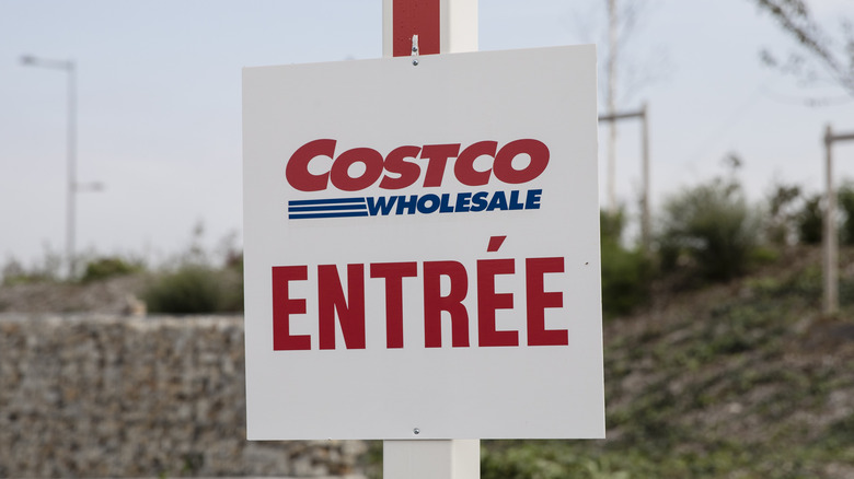 Costco Wholesale French 'enter' sign