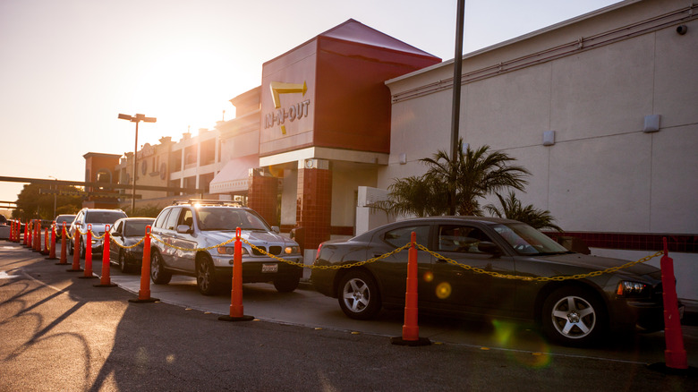 Cars waiting in In-N-Out line