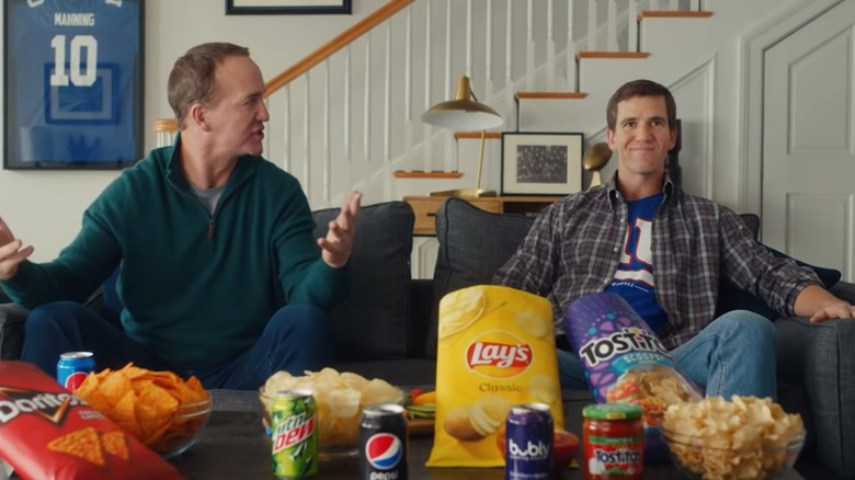Peyton Manning and Eli Manning in commercial