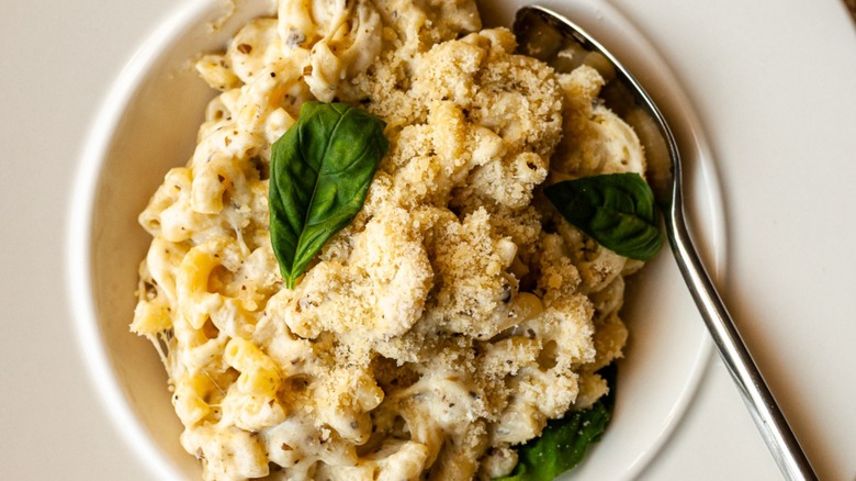 macaroni and cheese with basil 