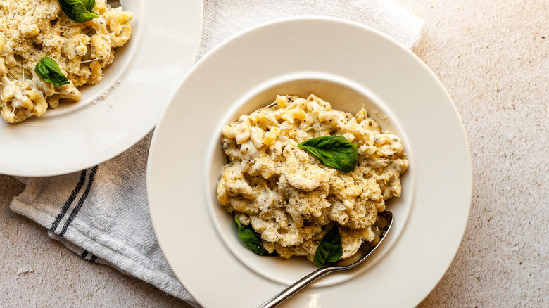 Macaroni and cheese with basil