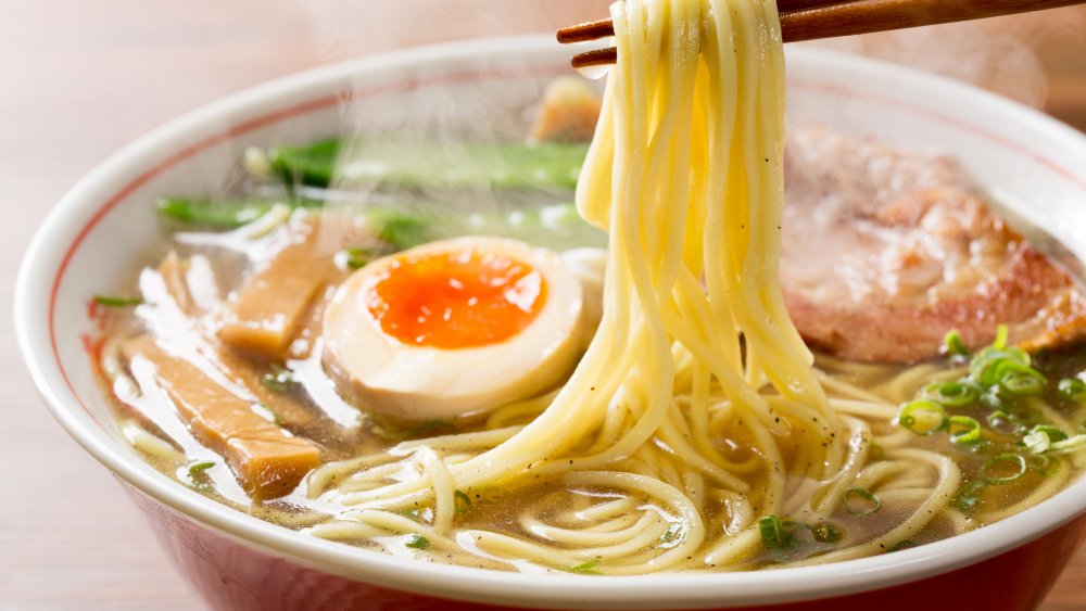 Rejsende veteran gjorde det Pho Vs. Ramen: What's The Difference?